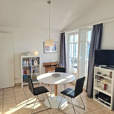 Mit Balkon In Sonniger Sued-west-lage In Apartment