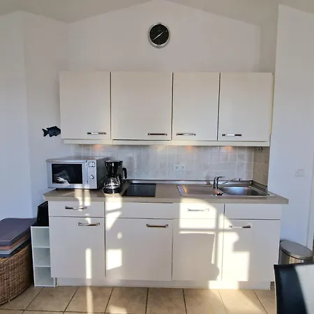 Mit Balkon In Sonniger Sued-west-lage In Apartment *